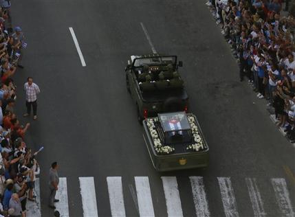 La urna de cedro avanza por el malecón de La Habana