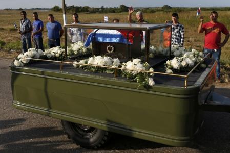 La cureña pasa lentamente frente a doloridos cubanos del interior