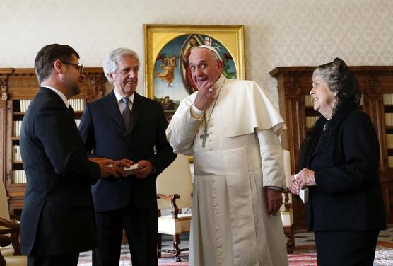 Francisco sonríe junto a Tabaré Vazquez