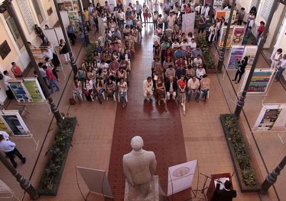 El voluntariado en el patio del rectorado