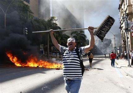 Duros enfrentamientos entre manifestantes y policiías