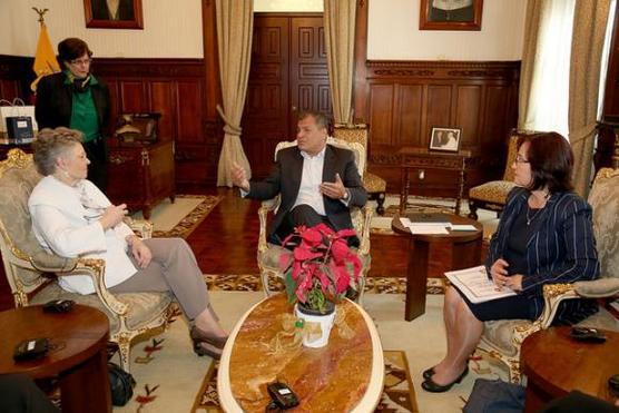 Correa con la premio nobel de medicina Francois Barre,ayer en Quito