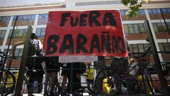 Carteles con Fuera Barañao