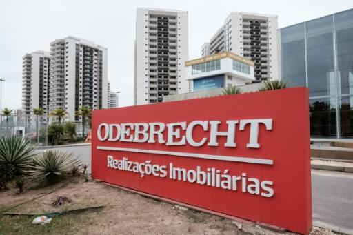 El logo de la brasileña Odebrecht se exhibe en la villa olímpica de Río de Janeiro