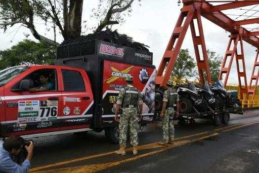 Entrada desde Argentina a Paraguay de vehículos para participar en el rally Dakar, en Luque, ayer