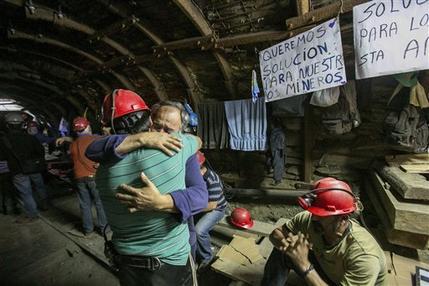 Dos mineros se dan el abrazo de Año Nuevo en la mina Santa Ana