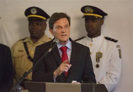 Marcelo Crivella, senador y obispo de la Iglesia Universal del Reino de Dios, habla al asumir ayer en Rio de Janeiro