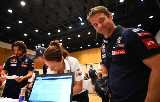 El francés Sébastien Loeb, durante el control administrativo ayer en Asunción