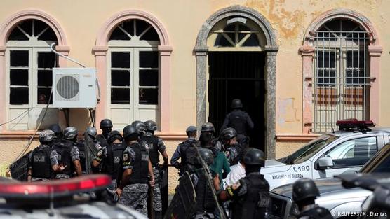 La pollicía ingresando al penal