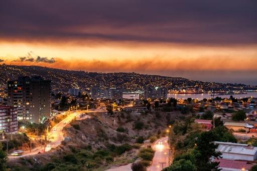 Así se veía Valparaíso anoche con el incendio al fondo