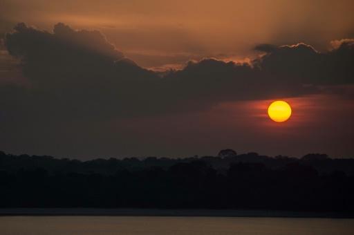 Atardecer en el Rio Negro, en la Amazonia