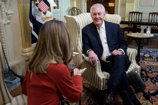 La candiense  Chrystia Freeland, y el Secretario de Estado de Estados Unidos, Rex Tillerson, hablan ayer en Washington