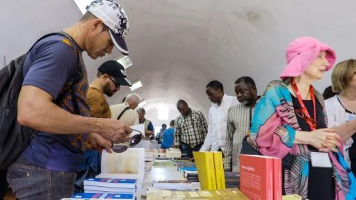 Un grupo de persona durante la XXVI Feria Internacional del Libro de Cuba, el 9 de febrero de 2017, en La Habana