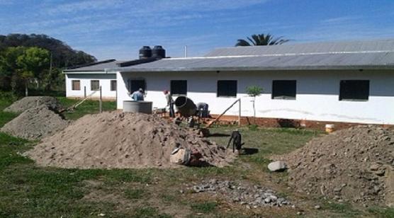 Construcciones escolares en plena tarea