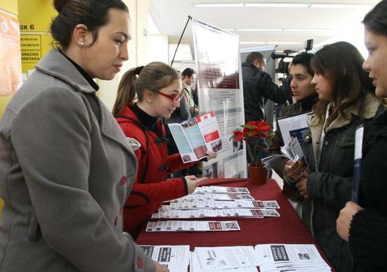 Integrantes del Sistema Institucional de Tutoría Académica (SITA) asesorando a los jóvenes. Fotografía: Luis Ferrando. 