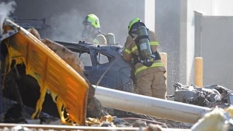 Bomberos acudieron ante la rotura del muro