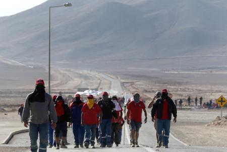 Mineros reunidos en las afueras de la fábrica, ayer