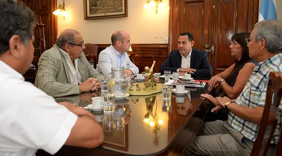 Ministros y gremialistas docentes reunidos ayer por la mañana