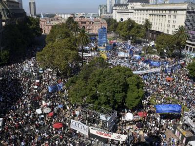 La plaza de Mayo colmada de manifestantes