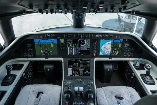 Cabina de comandos de un avión Embraer