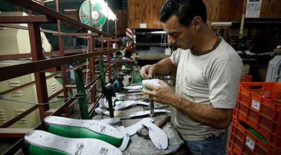 Las fabricas de calzados resisten