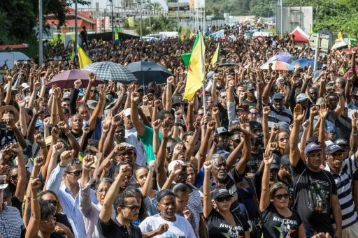 Manifestantes frente al centro espacial de Kurú en la Guayana francesa