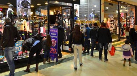 Mirar vidrieras y analizar compras, deporte nacional