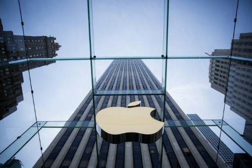 Logo de Apple en una tienda de la marca sobre la Quinta Avenida en Nueva York