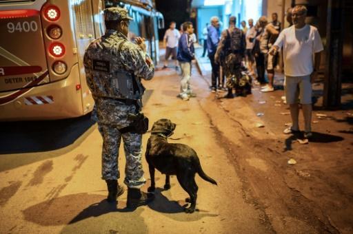 Policías en puesto fronterizo con Bolivia