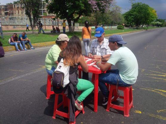 Mesa tendida para molestar el tránsito