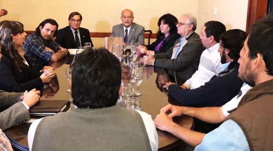 Fernandez durante el encuentro con productores de miel