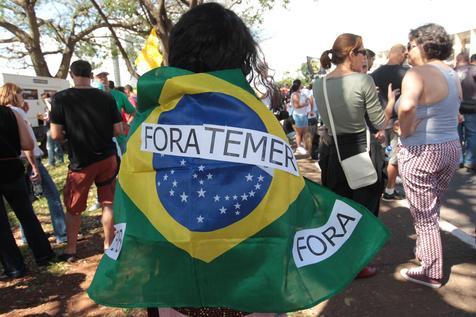 Un manifestante con bandera contra Temer, el lunes pasado