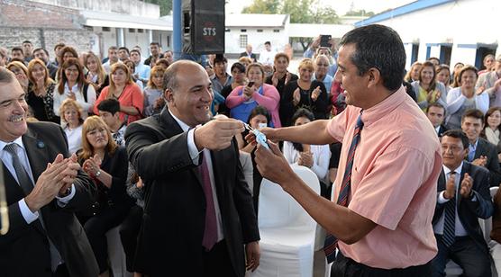 Manzur entrega llaves