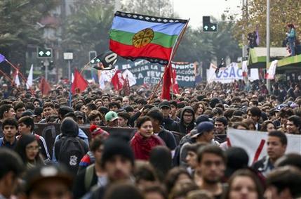 Estudiantes prometen no abandonar las calles hasta conseguir demanda