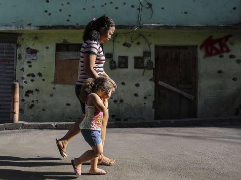 Residentes de una favela en Río 