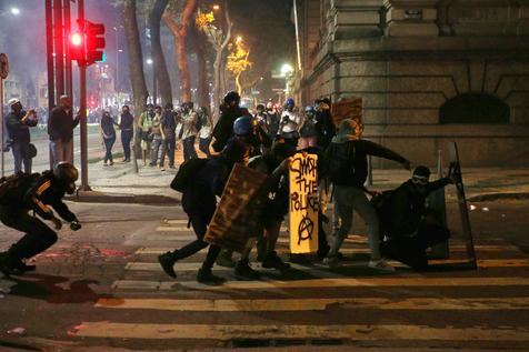 Enfrentamientos violentos entre manifestantes y policías en las calles de Brasilia.