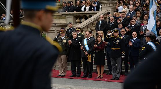 Funcionarios en la explanada de Casa de Gobierno