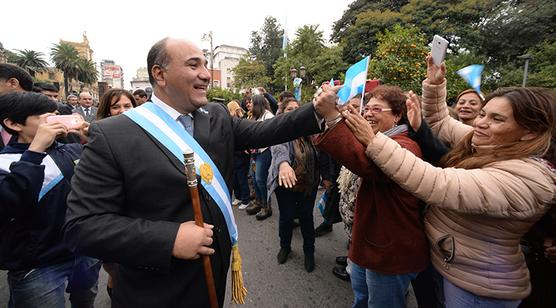 Manzur junto a la gente