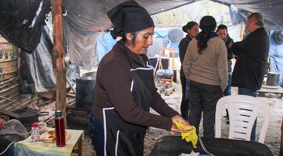 Mujeres trabajan en San Ramón