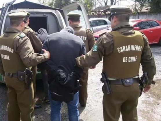 Carabineros llevan presos a carabineros