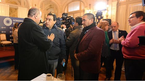 Manzur junto a periodistas