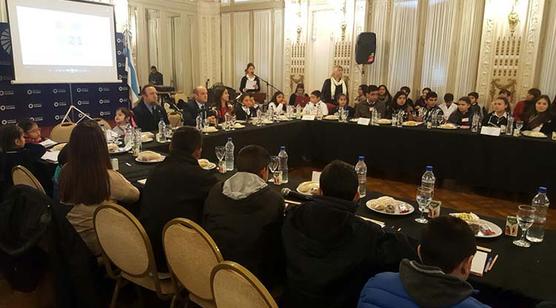 Lichtmajer junto a estudiantes