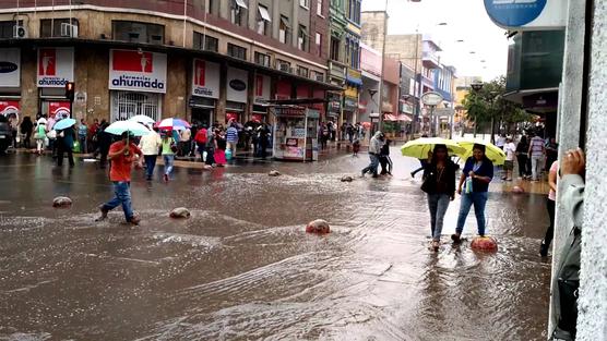 Lluvia torrencial en la ciudad en pleno desierto