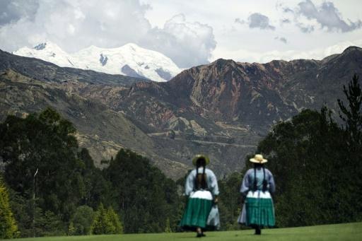 El nevado Illimani al fondo, en Bolivia, 