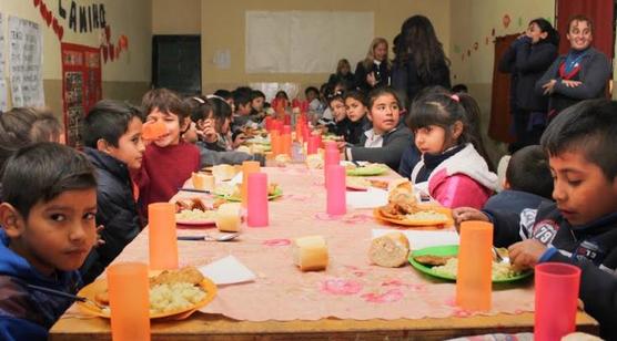 Niños en el comedor