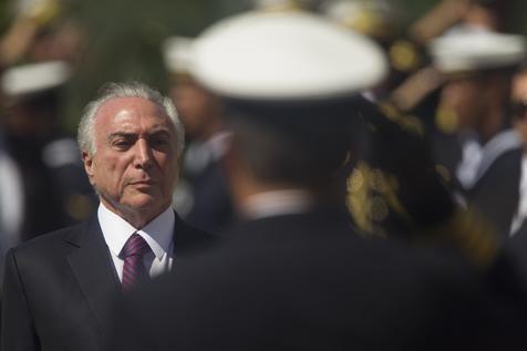 Temer rodeado de marinos