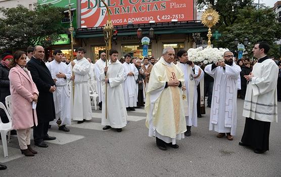 Manzur participó del Corpus Christi