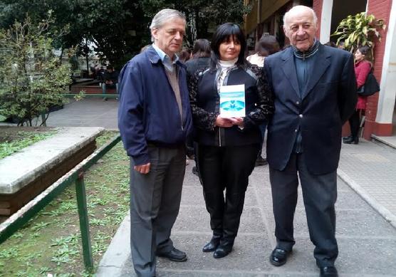 Mariela Luna junto a su libro