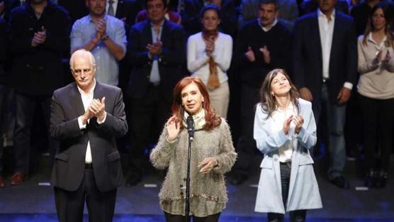 Cristina, Taiana y Vallejos, durante el acto