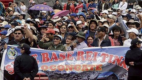 Docentes mantienen protestas por mejoras salariales.